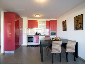 Tabelle, Möbel, Pflanze, Himmel, Eigentum, Stuhl, Gebäude, Wolke, Interior Design, Geschirr