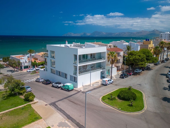 Plante, Bâtiment, Fenêtre, Piscine, Bleu Azur, L'Eau, Arbre, Maison, Ciel, Design Urbain