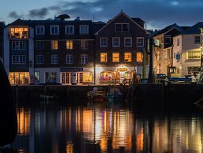 Water, Cloud, Sky, Window, Building, Dusk, Lake, Watercourse, Bank, Residential Area