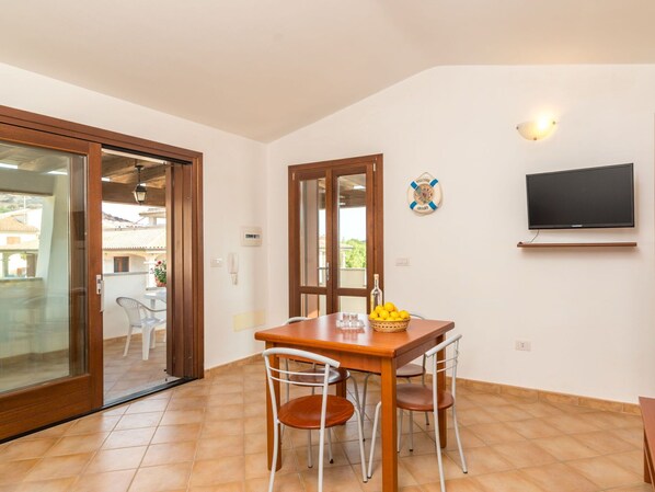 Eigentum, Möbel, Tabelle, Bilderrahmen, Holz, Tür, Beleuchtung, Interior Design, Fussboden, Holzbeize