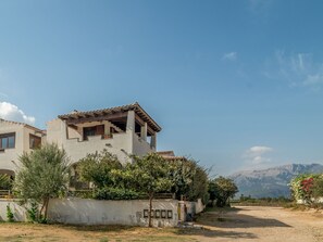 Himmel, Pflanze, Wolke, Gebäude, Fenster, Haus, Grundstueck, Landschaft, Fassade, Baum