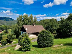 Wolke, Himmel, Pflanze, Natürliche Landschaft, Baum, Haus, Grundstueck, Vegetation, Gebäude, Kumulus
