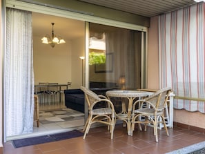 Möbel, Tabelle, Eigentum, Stuhl, Holz, Schatten, Interior Design, Die Architektur, Flooring, Vorhang