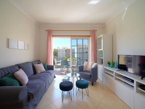 Tabelle, Couch, Eigentum, Möbel, Interior Design, Komfort, Holz, Haus, Wohnzimmer, Studio Couch