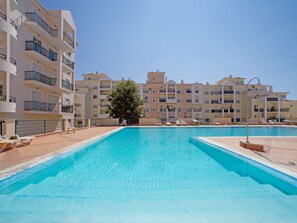 Wasser, Himmel, Gebäude, Schwimmbad, Azurblau, Fenster, Urban Design, Freizeit, Haus, Aqua