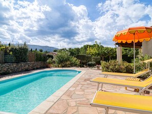 Nuage, L'Eau, Plante, Ciel, Piscine, Bleu Azur, Mobilier De Jardin, Architecture, Ombre, Herbe