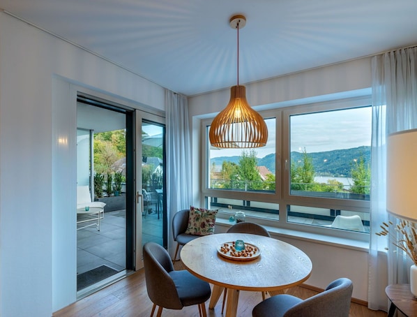 Tabelle, Möbel, Eigentum, Pflanze, Stuhl, Azurblau, Holz, Fenster, Interior Design, Schatten