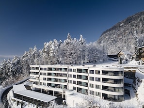 Himmel, Gebäude, Schnee, Urban Design, Landschaft, Bergforms, Einfrieren, Natürliche Landschaft, Gebirge, Baum