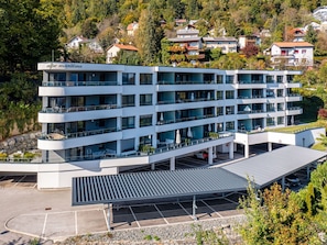 Pflanze, Gebäude, Fenster, Baum, Tower Block, Eigentumswohnung, Urban Design, Nachbarschaft, Freizeit, Wohngebiet