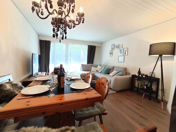 Table, Meubles, Propriété, Bâtiment, Canapé, Éclairage, Bois, Sol, Confort, Sol