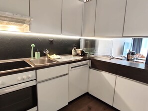 Cabinetry, Comptoir, Robinet, Propriété, Évier, Evier, Cuisine, Bois, Design Intérieur, Sol