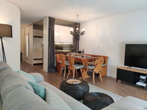 Table, Meubles, Bâtiment, Confort, Bois, Design Intérieur, Canapé, Télévision, Salon, Sol