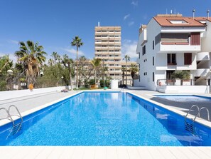 L'Eau, Ciel, Bâtiment, Plante, Jour, Propriété, Piscine, Bleu Azur, Fenêtre, Arbre