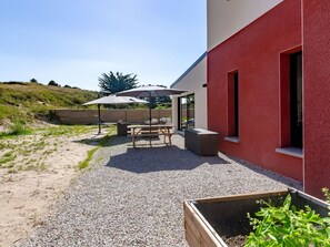 Plant, Sky, Property, Window, Shade, Architecture, Land Lot, Road Surface, Grass, Real Estate