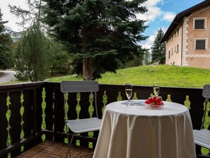 Table, Plante, Meubles, Fenêtre, Ciel, Bâtiment, Nappe De Table, Chaise, Design Intérieur, Arbre