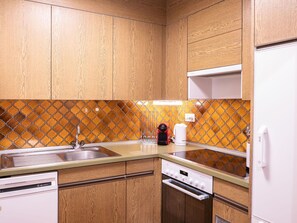 Marron, Cabinetry, Evier, Robinet, Évier, Comptoir, Meubles, Luminaire Plomberie, Cuisine, Bois