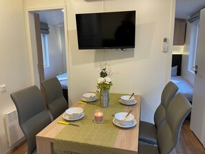 Table, Meubles, Propriété, Chaise, Bâtiment, Design Intérieur, Confort, Sol, Salon, Sol