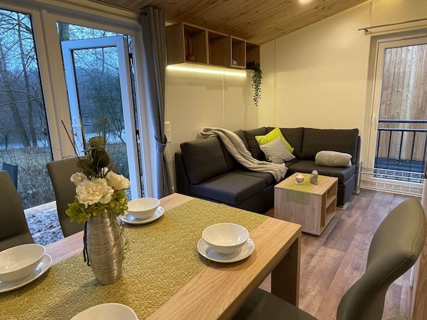 Table, Furniture, Property, Couch, Building, Window, Tableware, Wood, Interior Design, Comfort
