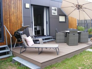Pflanze, Möbel, Schatten, Holz, Beleuchtung, Wohnzimmer, Tabelle, Gartenmöbel, Interior Design, Fussboden