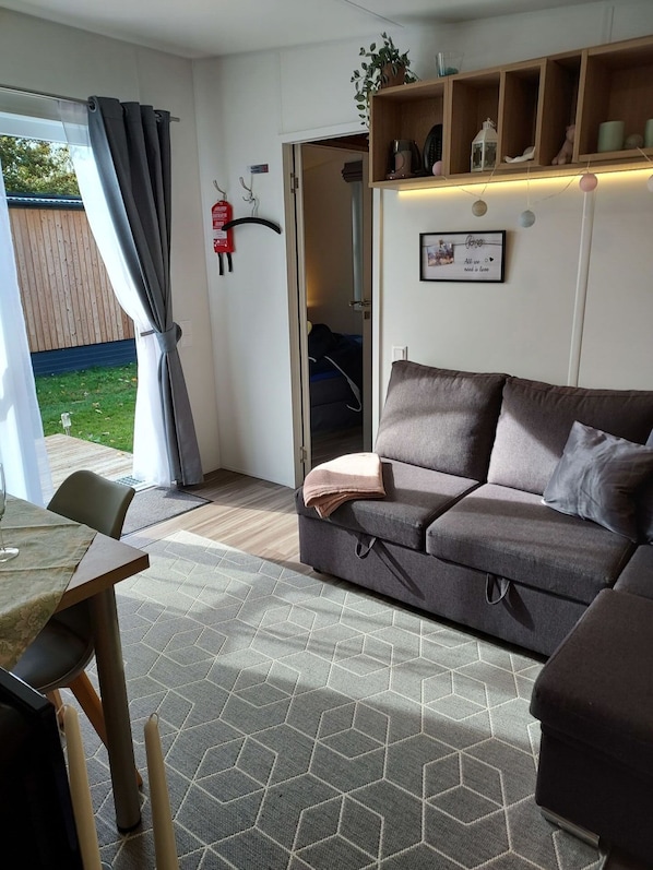 Gebäude, Eigentum, Regal, Regale, Interior Design, Fenster, Haus, Fussboden, Wand, Materialeigenschaft