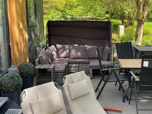 Pflanze, Möbel, Couch, Gartenmöbel, Baum, Studio Couch, Schatten, Holz, Wohnzimmer, Gras
