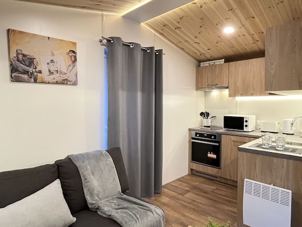 Eigentum, Möbel, Cabinetry, Countertop, Komfort, Gebäude, Interior Design, Beleuchtung, Herd, Holz
