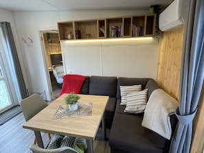 Tabelle, Möbel, Couch, Komfort, Stuhl, Studio Couch, Wohnzimmer, Fussboden, Kissen, Schatten
