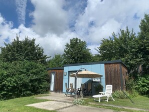 Nuage, Plante, Ciel, Bâtiment, Porte, Ombre, Arbre, Lot Terre, Herbe, Chalet