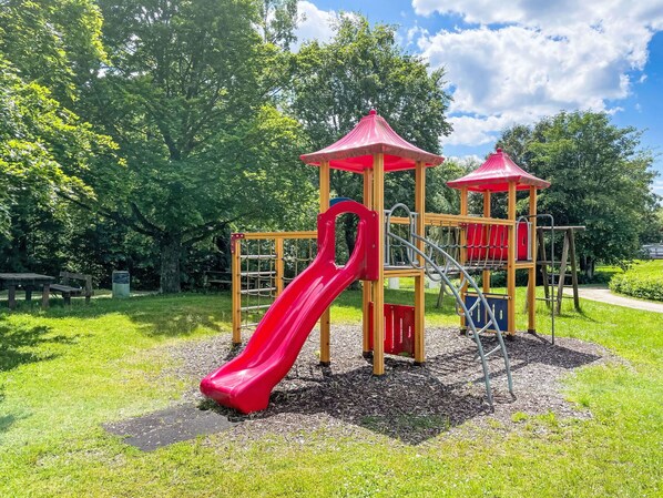 Cloud, Plant, Sky, Tree, Chute, Playground, Woody Plant, Leisure, Grass, Shade