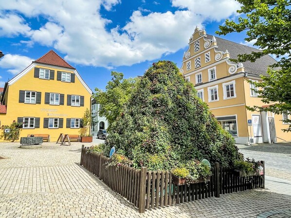 Wolke, Gebäude, Himmel, Fenster, Pflanze, Strassenbelag, Baum, Urban Design, Wohngebiet, Fassade