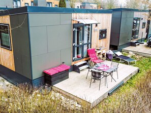Bâtiment, Plante, Fenêtre, Arbre, Mobilier De Jardin, Ombre, Maison, Immobilier, Herbe, Siding