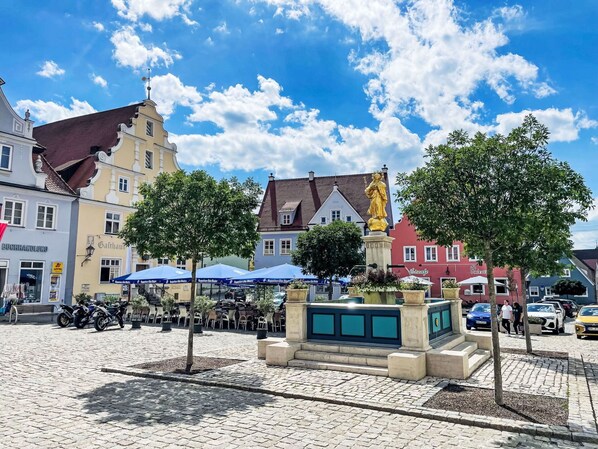 Wolke, Himmel, Gebäude, Fenster, Haus, Strassenbelag, Baum, Pflanze, Urban Design