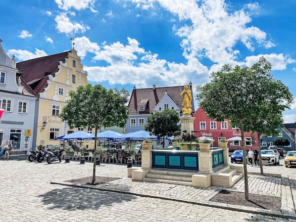 Wolke, Himmel, Gebäude, Fenster, Haus, Strassenbelag, Baum, Pflanze, Urban Design