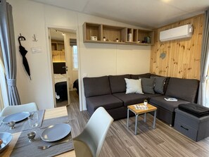 Table, Meubles, Propriété, Canapé, Vaisselle, Design Intérieur, Bois, Confort, Sol, Salon