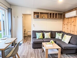 Wohnung, Wohngebiet, Eigentumswohnung, Geschäftshaus, Mischnutzung, Parkplatz, Familienauto, Balkon, Brutalismus