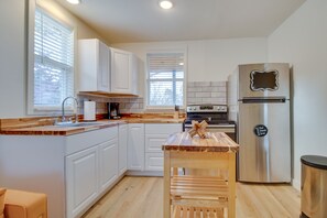 Kitchen | Central Air Conditioning/Heat | Free WiFi