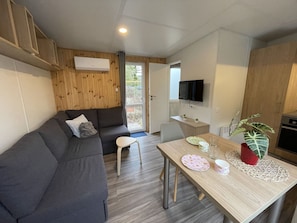 Meubles, Table, Canapé, Bâtiment, Plante D'Appartement, Pot De Fleur, Bois, Plante, Salon, Sol