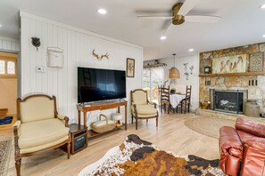 Living Room | Smart TV | Central Heating & A/C | Ceiling Fans | Free WiFi