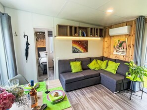 Couch, Eigentum, Möbel, Bilderrahmen, Wohnzimmer, Zimmerpflanze, Interior Design, Gelb, Fussboden, Studio Couch