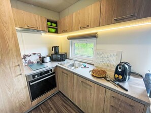 Countertop, Eigentum, Cabinetry, Holz, Küche, Interior Design, Flooring, Haushaltsgerät, Fussboden, Küchengerät