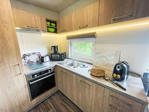 Countertop, Eigentum, Cabinetry, Holz, Küche, Interior Design, Flooring, Haushaltsgerät, Fussboden, Küchengerät
