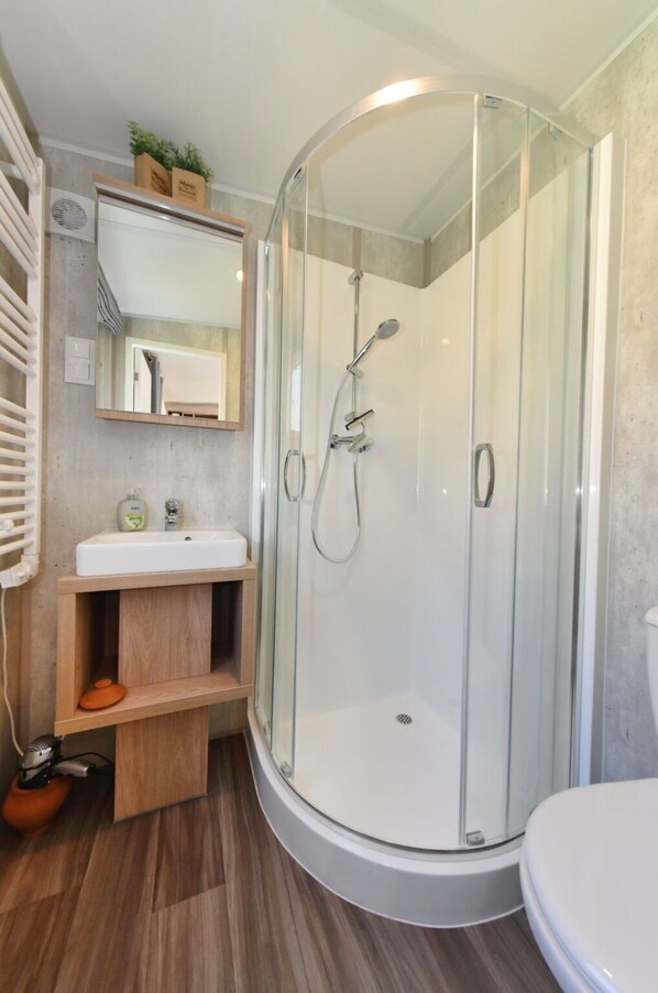 Zapfhahn, Armatur, Duschkopf, Gebäude, Badezimmer, Dusche, Interior Design, Brausenstange, Tür