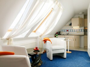 Möbel, Gebäude, Komfort, Stuhl, Interior Design, Lampe, Fussboden, Flooring, Wohnzimmer, Tabelle