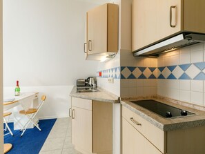 Cabinetry, Countertop, Spüle, Herd, Küchengerät, Gasherd, Sinken, Cooktop, Küche, Holz