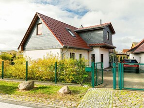 Wolke, Gebäude, Himmel, Pflanze, Fenster, Haus, Grundstueck, Baum, Gras, Hütte