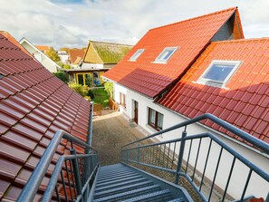 Daytime, Property, Window, Building, Sky, Wood, House, Cloud, Residential Area, Neighbourhood