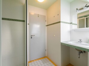 Eigentum, Spiegel, Sinken, Armatur, Badezimmer, Gebäude, Bad Sink, Zapfhahn, Fussboden