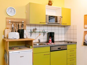 Cabinetry, Eigentum, Countertop, Schublade, Interior Design, Beleuchtung, Küche, Gelb, Küchengerät, Uhr