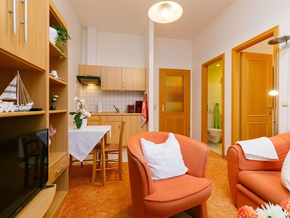 Eigentum, Möbel, Komfort, Orange, Gebäude, Interior Design, Holz, Cabinetry, Tabelle, Stuhl
