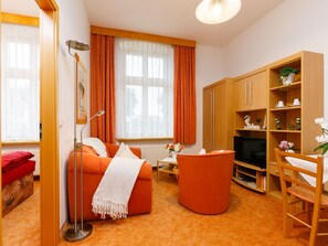 Möbel, Eigentum, Fenster, Cabinetry, Komfort, Gebäude, Holz, Regal, Orange, Interior Design